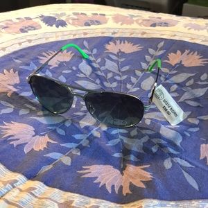 Steve Madden green sunglasses